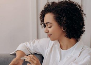 Comparing Essential Oils and Fragrance Oils: Ingredients and Applications