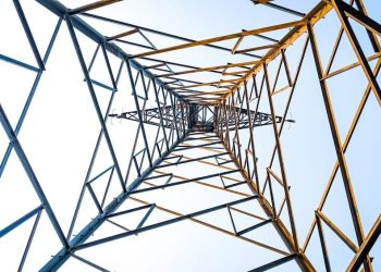 Comparing Retail Supply Chains: E-commerce vs. Traditional Stores