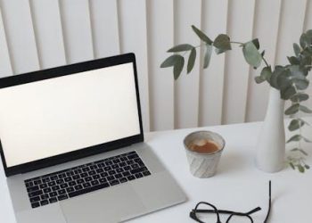 Coffee vs. Tea: Exploring Caffeine, Culture, and Health Benefits