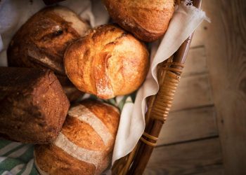 Comparing Sourdough and Yeast Bread: A Look at Artisan Baking Techniques