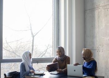 Comparing Traditional Classroom Learning and Online Education