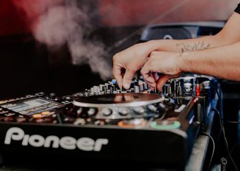 Navigating the Divide: Tech Adoption Among Pioneers and Digital Natives