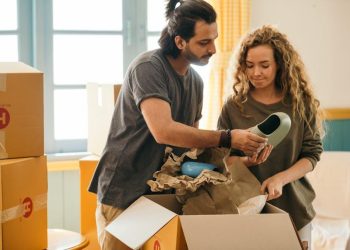 Exploring Evolutionary Relationships: Cladograms vs. Phylogenetic Trees